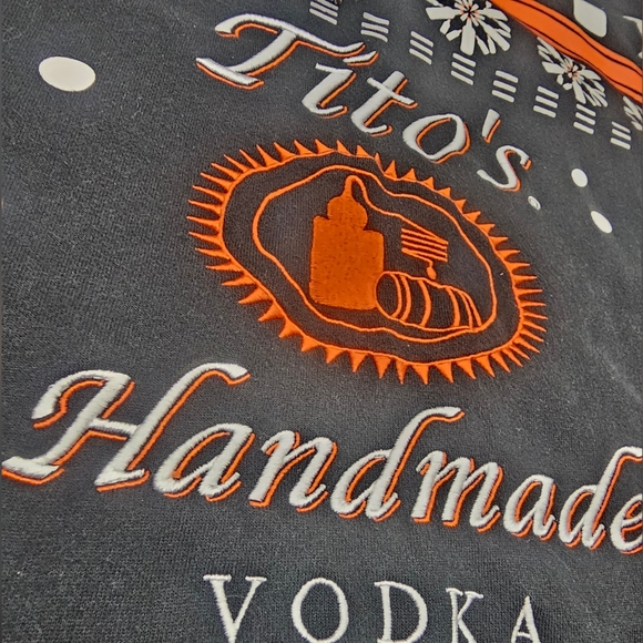 TITOS EMBROIDERED HOODIE SIZE LARGE EXCELLENT PRE-OWNED CONDITION ALCOHOL - Picture 3 of 4